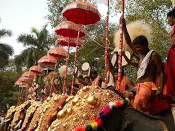 പാറമേക്കാവ് ഭഗവതിയുടെ എഴുന്നള്ളിപ്പ്