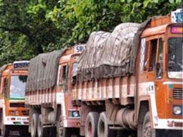പോലീസ് ലോറി കസ്റ്റഡിയിലെടുത്തു