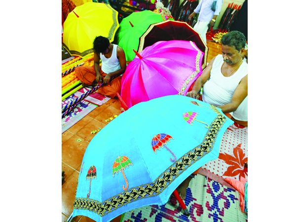 കുടമാറ്റസമയത്ത് പുതുമയാര്ന്ന ഓലക്കുടകള്