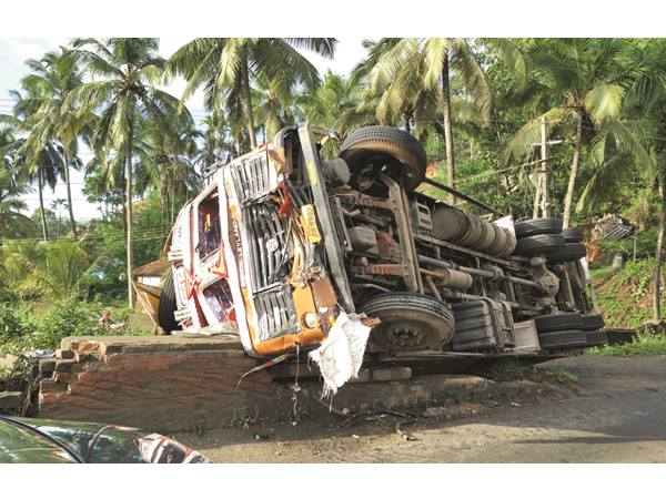 കണ്ടെയ്നര് ലോറികള് കൂട്ടിയിടിച്ച് മറിഞ്ഞു