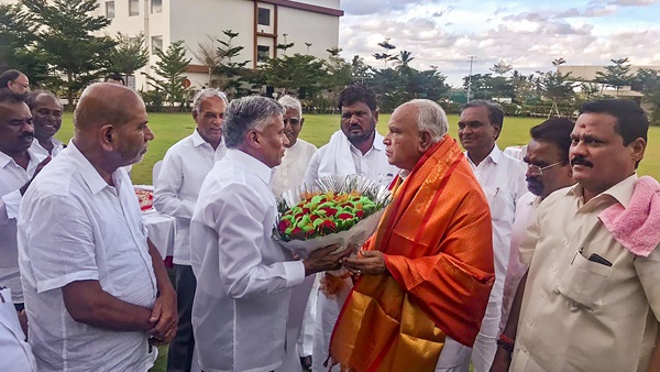 ഗുമസ്തനായി തുടക്കം