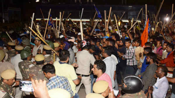 വാഹനങ്ങള് ആക്രമിക്കപ്പെട്ടു