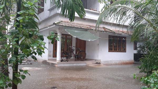 ശ്രീകോവിൽ വരെ വെള്ളം കയറി