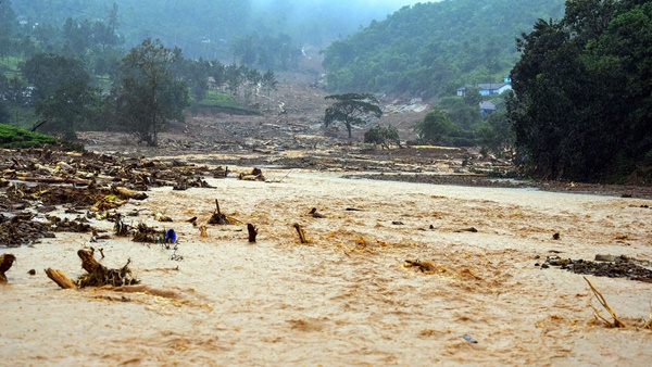 ദുരന്തഭൂമിയായി പുത്തുമലയും കവളപ്പാറയും