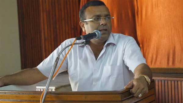 കോടതിക്ക് പുറത്ത്