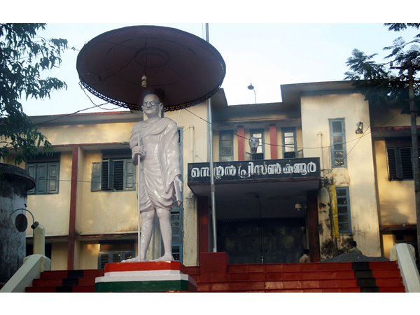 പെട്രോൾ പമ്പുകളും...