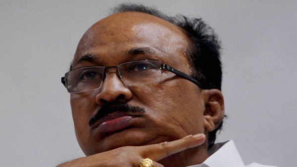 കെവി തോമസിനെ വേദിയിലിരുത്തി