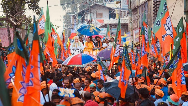 എട്ട് സർക്കാർ നാല് മുഖ്യമന്ത്രിമാർ