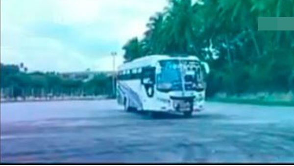 സൂപ്പർ ബൈക്ക് ഓടിക്കുന്ന പെൺകുട്ടി
