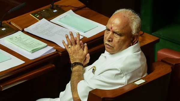 വീടിന് മുന്നില് പ്രതിഷേധം