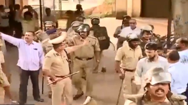 വെവ്വേറെ വാഹനങ്ങളിലായി