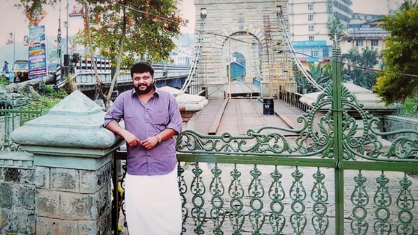 തൂക്കുപാലത്തിലൂടെ