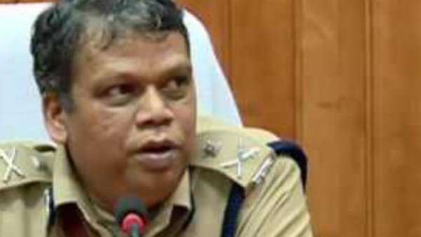 പോലീസ് ബിസിനസ് ഇടനിലക്കാരായി