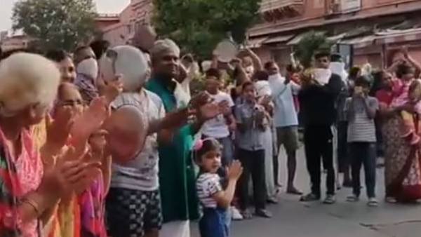 സംഘം ചേർന്ന് ആഹ്ലാദ പ്രകടനം