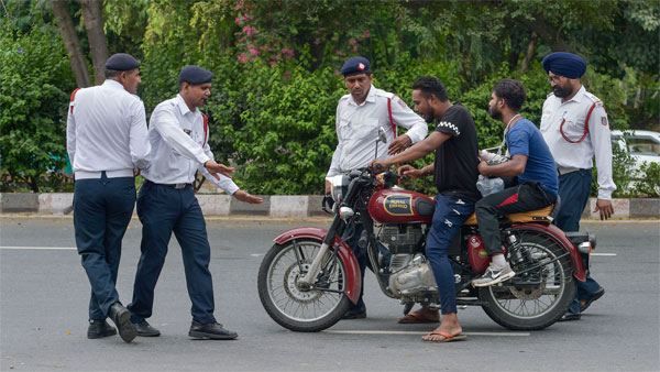 എല്ലാം മൊബൈലില് പകര്ത്തി