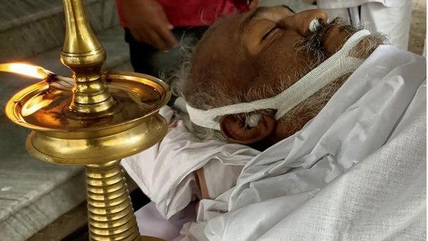 ആരോരും ഇല്ലാതെ കിടക്കുന്നു