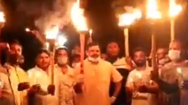 പന്തം കൊളുത്തി പ്രകടനം