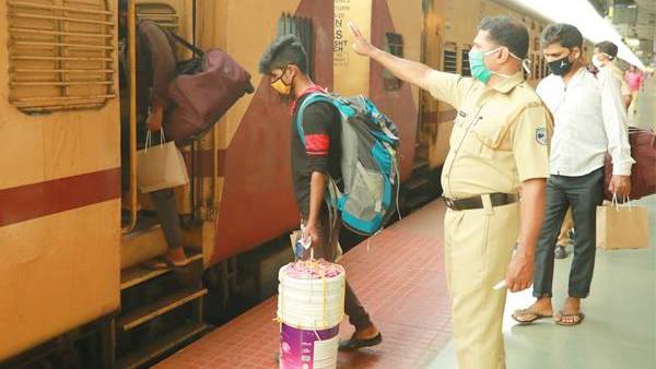 ട്രെയിൻ നിർത്തിയപ്പോൾ
