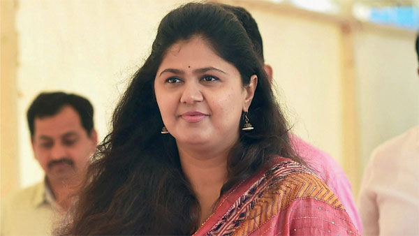ആദ്യം പങ്കജ മുണ്ടെ