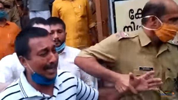 പാമ്പിനെ വീട്ടിലെത്തിച്ച്