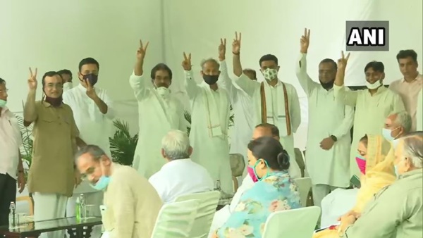 പത്തി മടക്കി ഒളിച്ചു