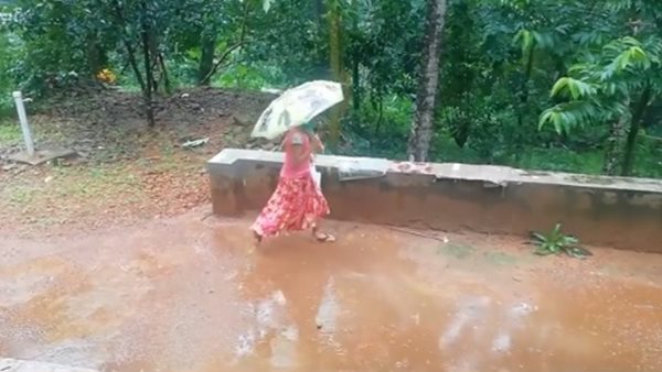 ആ വലിയ കയറ്റവും കയറി അവൾ വരും