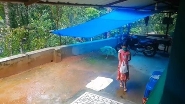 അവള് തന്നെയാണ് ഭക്ഷണം പൊതിയലും