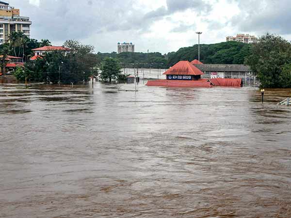 ക്യാമ്പുകളിലേക്ക് മാറ്റണം
