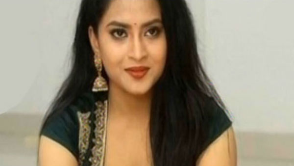 ഫോണ് പരിശോധിക്കുന്നു