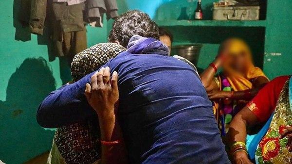പ്രിയങ്കയുടെ നെഞ്ചിലമർന്ന് തേങ്ങുന്ന ഇന്ത്യ