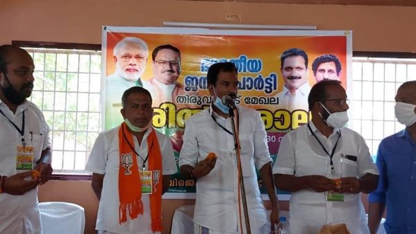 വലതുപക്ഷ രാഷ്ട്രീയത്തോടൊപ്പം