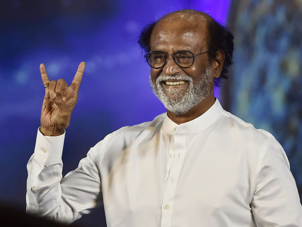 കൂട്ടമായി എത്തി ആരാധകര്