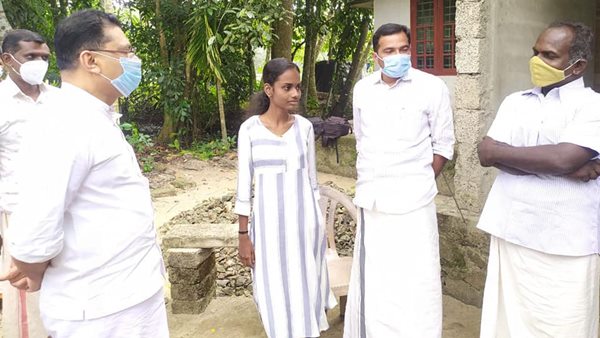 'രണ്ടുമുറി വീടിൻ്റെ മുന്നിലെത്തിയപ്പോൾ മനസ്സ് കണ്ണീര് കൊണ്ട് നിറഞ്ഞു', ഓമനക്കുട്ടന്റെ മകളെ കണ്ട് ജലീൽ