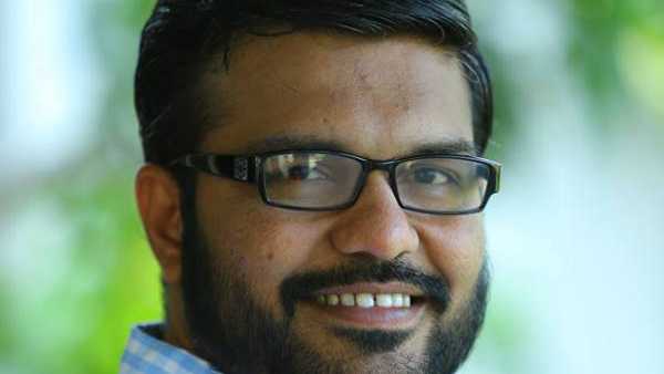 ഓക്സിജൻ സിലിണ്ടറുകളുടെ സഹായത്തിൽ