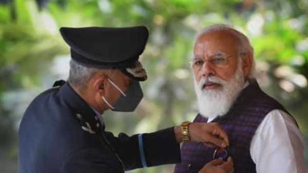 ക്യാമറയില് നോക്കുന്ന മോദി