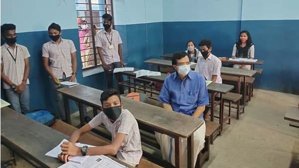 ക്ലാസ് മുറിയിലെത്തി വിദ്യാഭ്യാസ മന്ത്രി