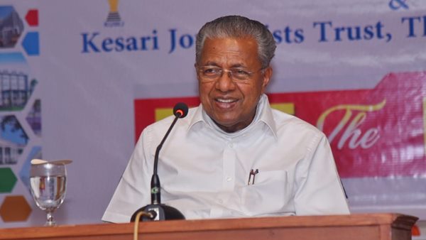 പിണറായിയെ അഭിനന്ദിക്കുന്നു