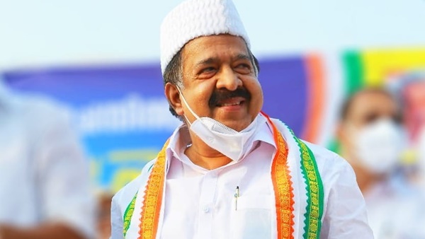 ചെന്നിത്തലയെ കോമാളിവേഷം കെട്ടിച്ചവർ