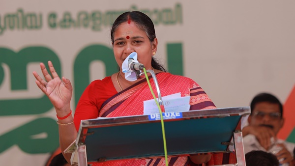 ശോഭയും പിടിമുറുക്കും