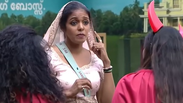 ആദ്യം കലാകാരിയാണ്