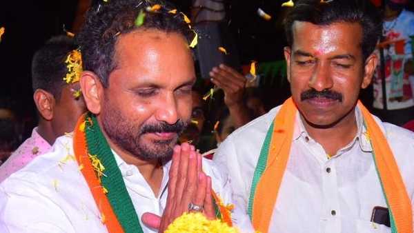 കേന്ദ്രത്തിന് മുന്നിലും