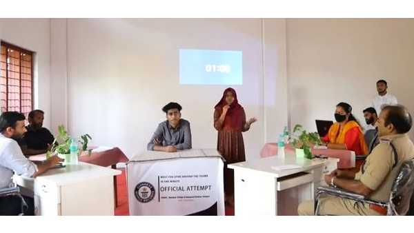 ആരുടെ മുന്നില്