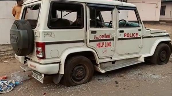 പോലീസ് എത്തിയ ജീപ്പ് നൂറോളം വരുന്ന തൊഴിലാളികള് ചേര്ന്ന്