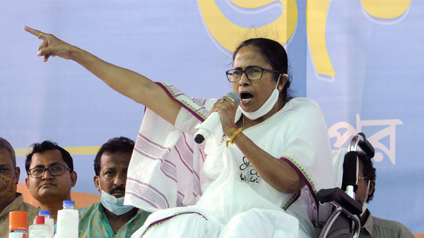 മുഖ്യമന്ത്രി മമത ബാനർജിയെ കണ്ടപ്പോൾ,