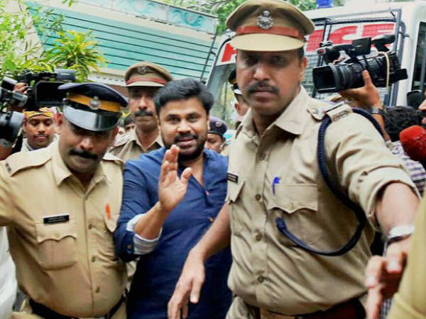 ദിലീപിനൊപ്പമുള്ള ഫോട്ടോയെകുറിച്ച് തന്നെ പറയാന്