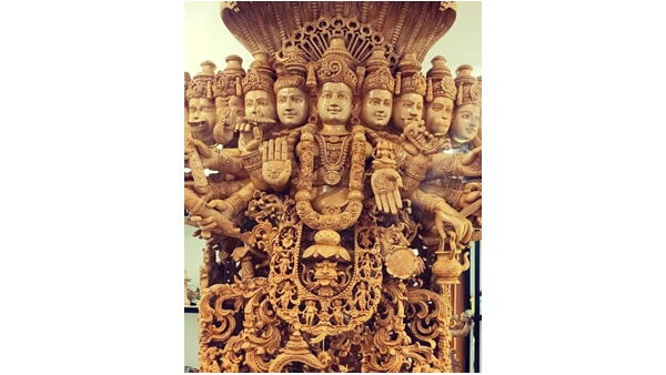 ആറടി ഉയരമുള്ള വിശ്വരൂപം ശില്പ്പം കാണാനെത്തിയ