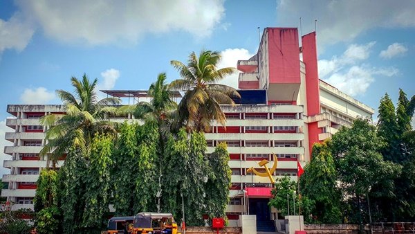 കണ്ണൂരിന് പുറത്ത് നിന്നുള്ള ഒരാള് മന്ത്രിസഭയിലേക്ക് വരട്ടെ