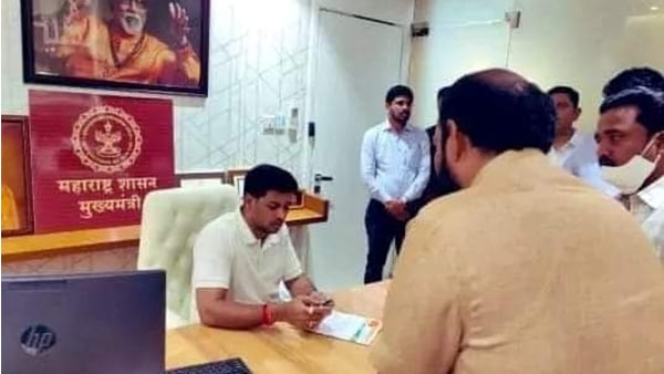 മുഖ്യമന്ത്രി കസേരയിൽ ഇരിക്കുന്ന ചിത്രം