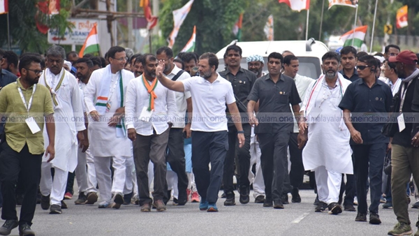 രാവിലത്തെ യാത്ര വിശ്രമത്തോട് അടുക്കുമ്പോഴാണ്