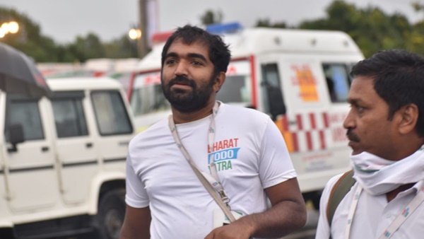 ചെരുപ്പിടാതെയാണ് ചാണ്ടി ഉമ്മന്റെ നടത്തം